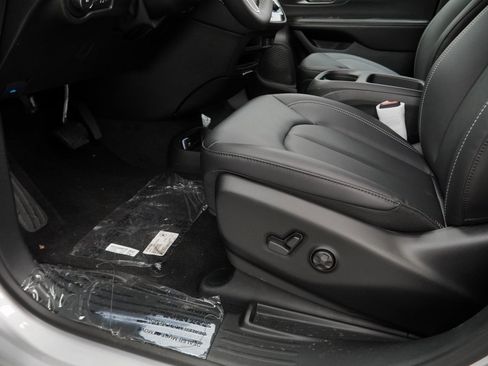 New 2026 Chrysler Pacifica Select image 28