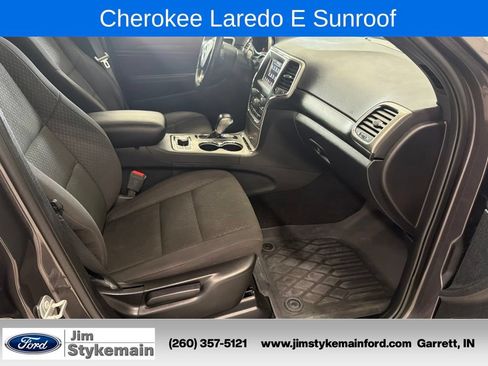 Used 2021 Jeep Grand Cherokee Laredo w/ Security & Convenience Group AWD/4WD image 37