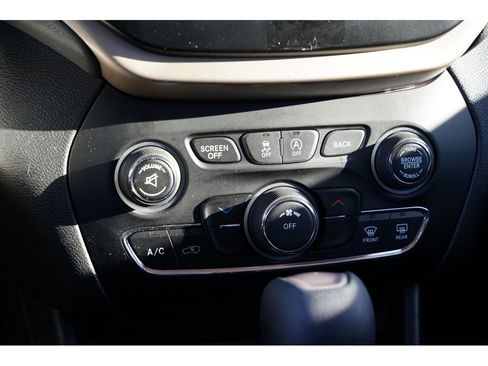 Used 2017 Jeep Cherokee Latitude image 23