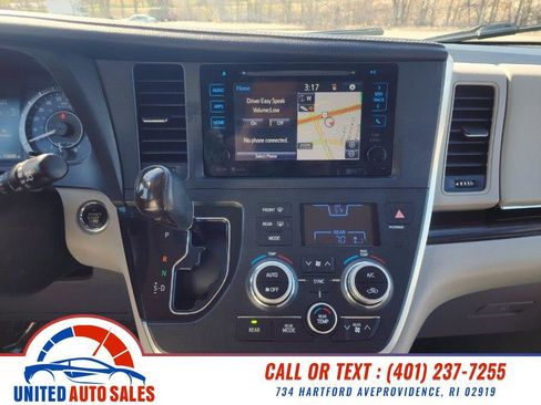Used 2015 Toyota Sienna XLE w/ XLE Navigation Package image 17