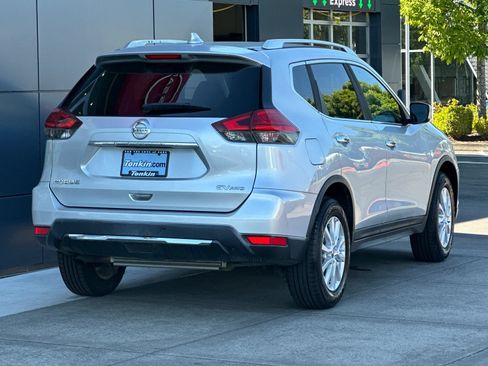 Used 2017 Nissan Rogue SV AWD/4WD image 3