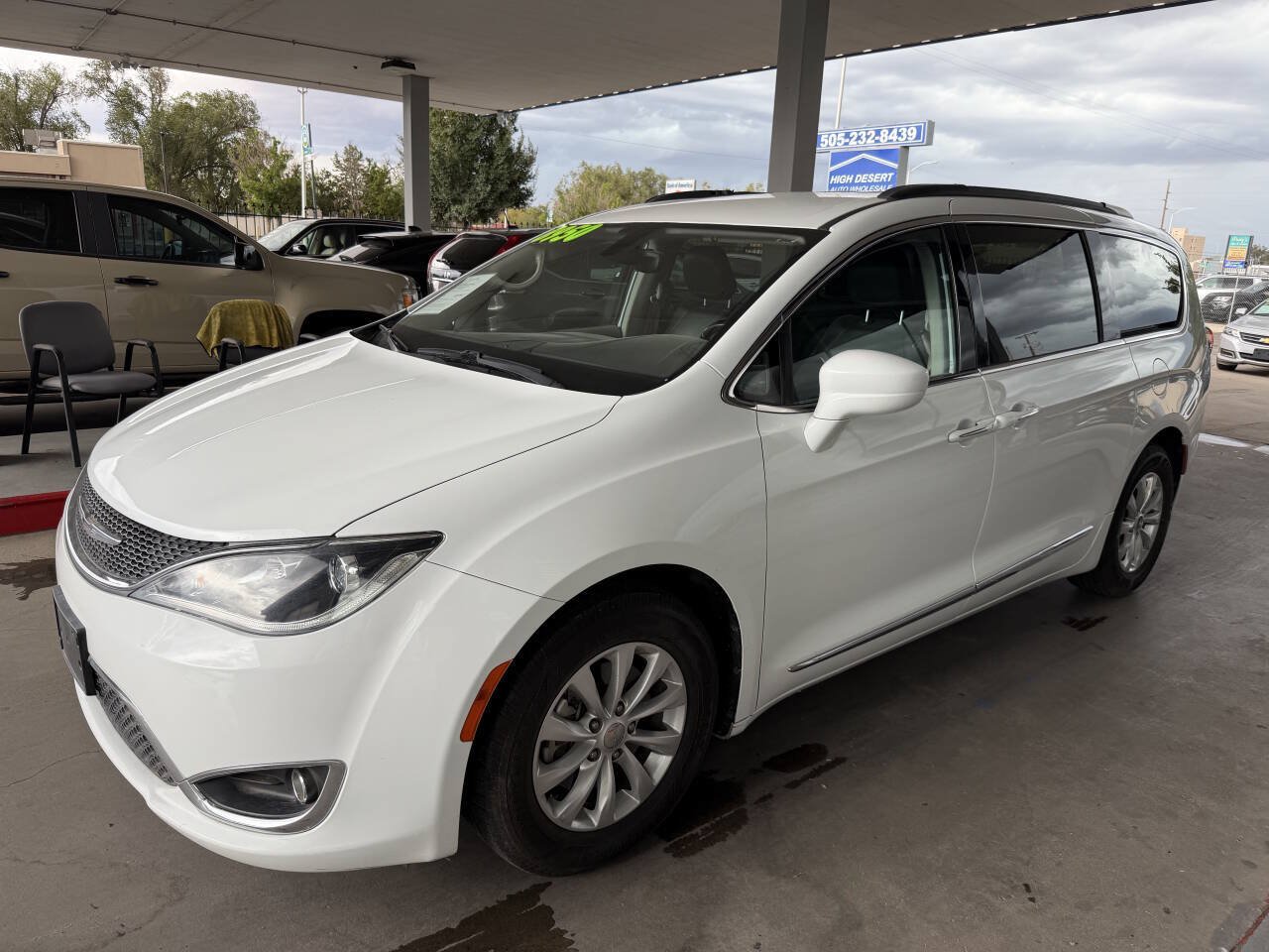 Used 2017 Chrysler Pacifica Touring-L FWD image 3