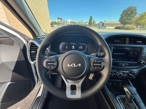 Used 2025 Kia Soul LX w/ LX Technology Package FWD image 27