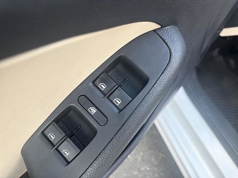 Used 2017 Volkswagen Jetta SE image 10