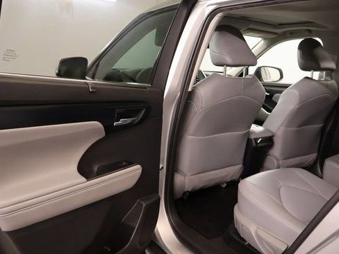 Used 2022 Toyota Highlander XLE image 27