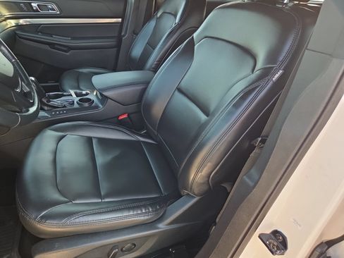 Used 2019 Ford Explorer XLT w/ Equipment Group 202A FWD image 17
