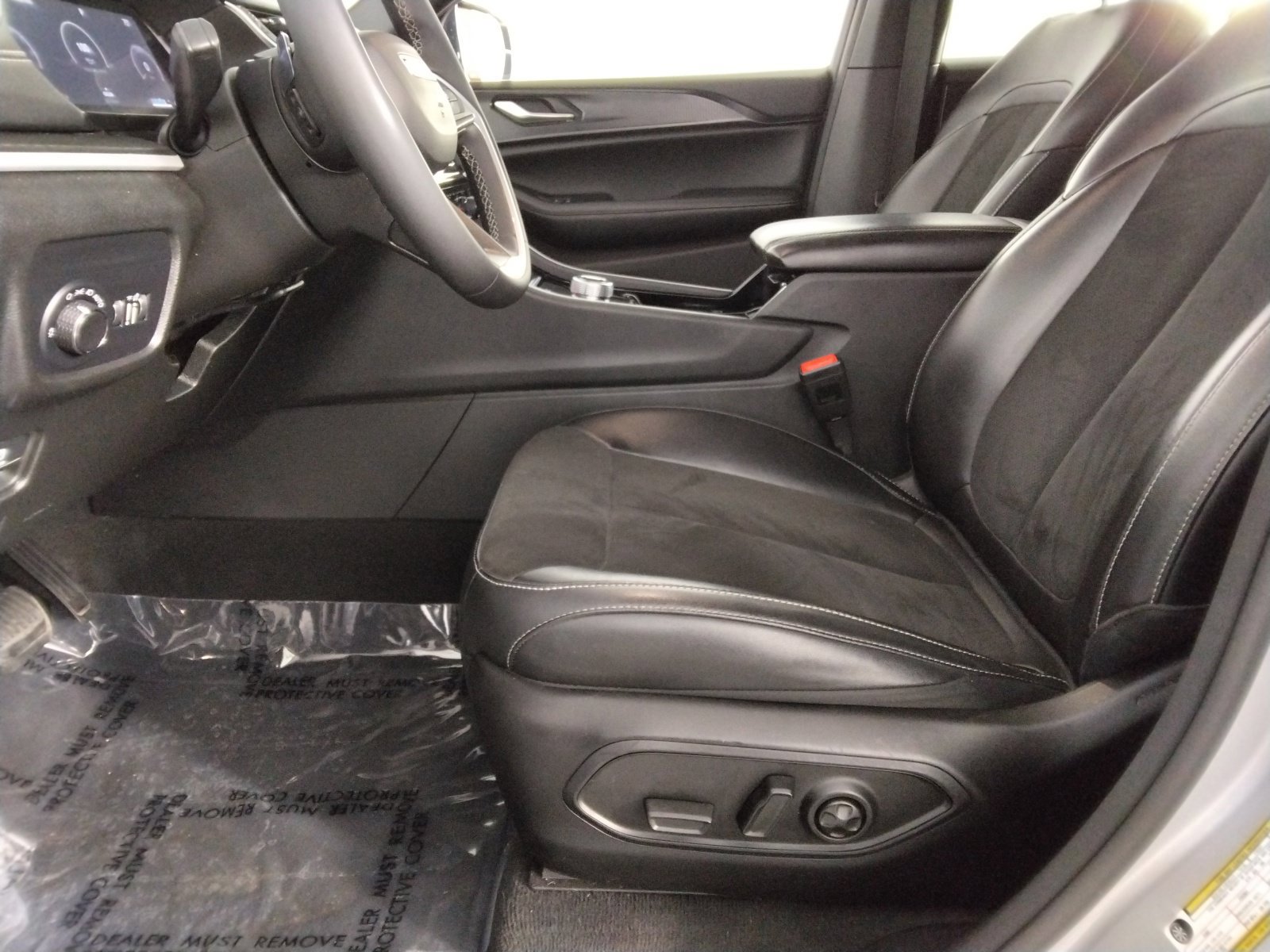 Used 2023 Jeep Grand Cherokee Altitude AWD/4WD image 21