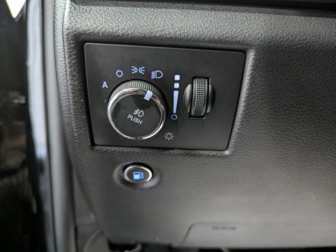 Used 2018 Jeep Grand Cherokee Laredo AWD/4WD image 15