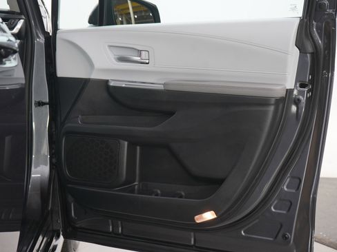 Used 2025 Toyota Sienna XLE w/ XLE Plus Package image 12