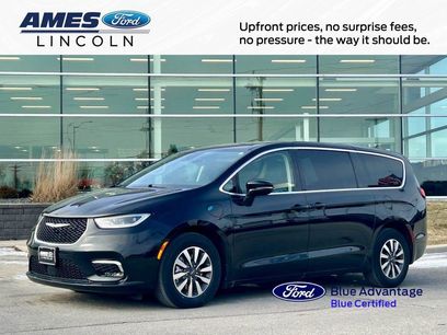 Used 2024 Chrysler Pacifica Select