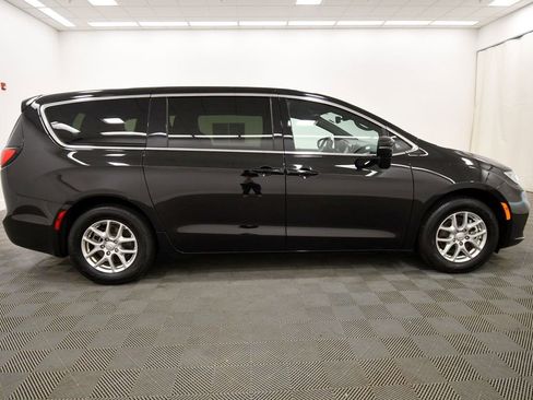 Used 2025 Chrysler Pacifica Select FWD image 9