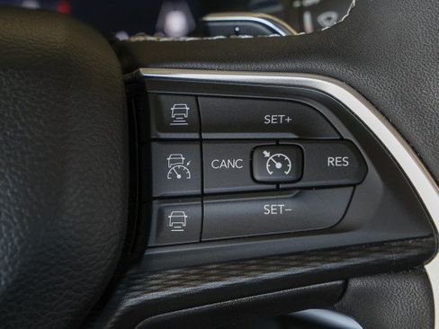Used 2023 Jeep Grand Cherokee Altitude RWD image 24