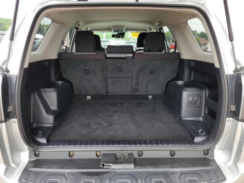 Used 2020 Toyota 4Runner SR5 AWD/4WD image 32