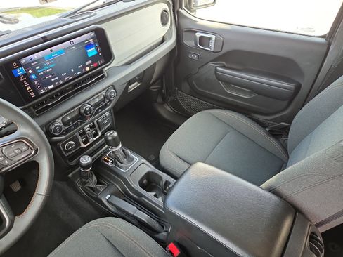 Used 2024 Jeep Wrangler Unlimited AWD/4WD image 12