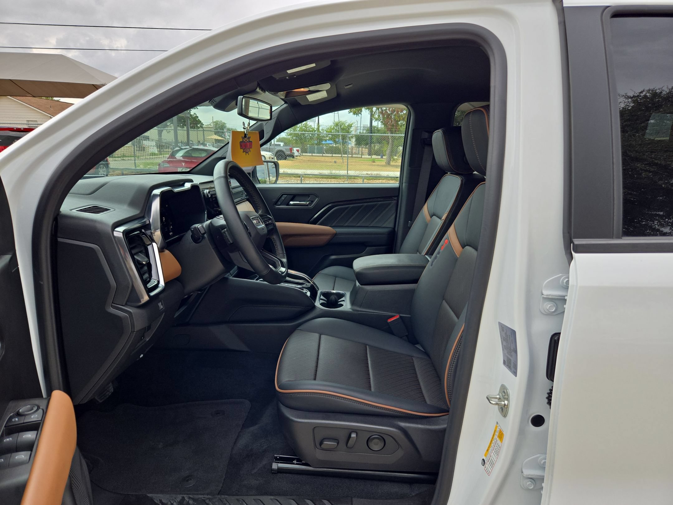 Certified 2025 GMC Canyon AT4 w/ AT4 Premium Package AWD/4WD image 9