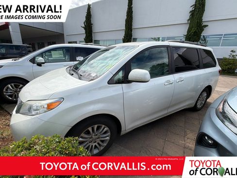 Used 2017 Toyota Sienna XLE FWD image 1