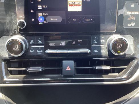 Used 2023 Toyota Highlander LE FWD image 21