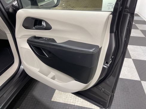 Used 2023 Chrysler Pacifica Touring-L image 22