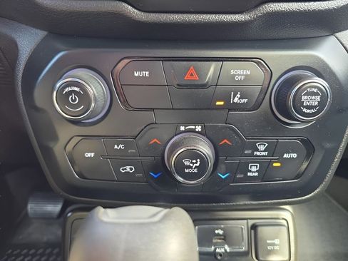 Used 2022 Jeep Renegade Latitude w/ Convenience Group image 17