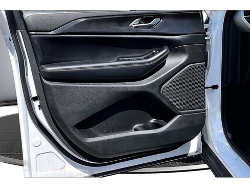 Certified 2023 Jeep Grand Cherokee Altitude AWD/4WD image 32