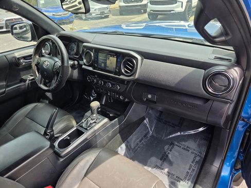 Used 2018 Toyota Tacoma TRD Off-Road w/ Technology Package AWD/4WD image 13