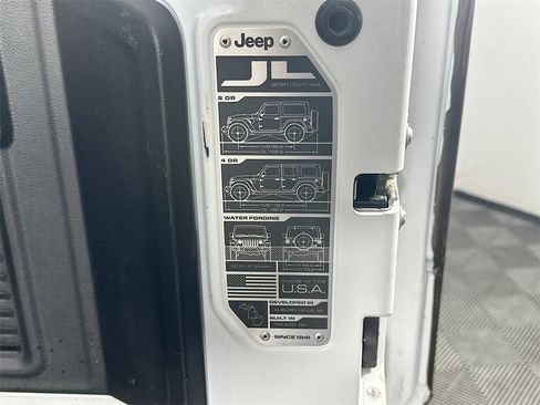 Used 2018 Jeep Wrangler Unlimited Sahara image 39