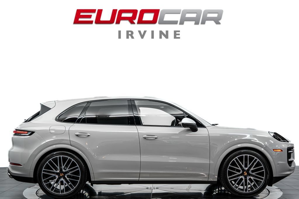 Used 2025 Porsche Cayenne AWD/4WD image 6