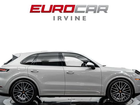 Used 2025 Porsche Cayenne AWD/4WD image 6
