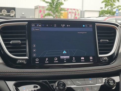 New 2026 Chrysler Pacifica Pinnacle w/ Trailer Tow Group FWD image 26
