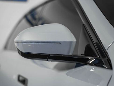 Used 2025 BMW 750e xDrive image 16