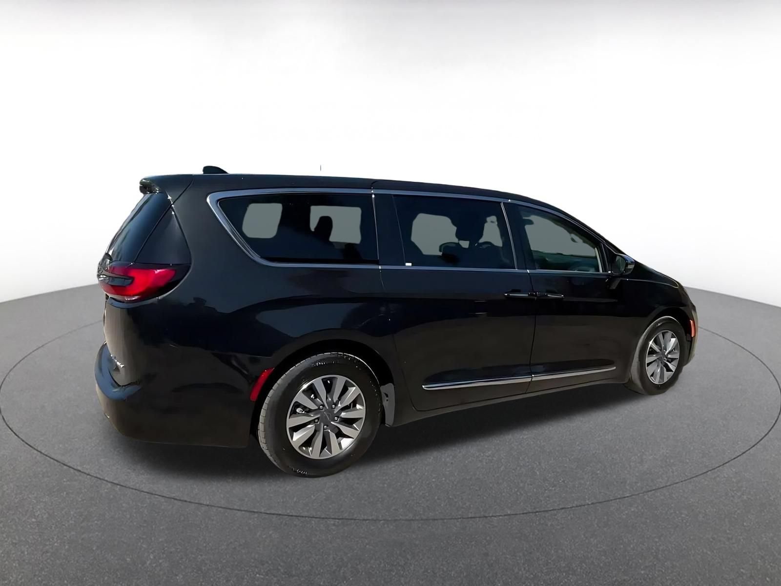 Used 2023 Chrysler Pacifica Limited FWD image 14
