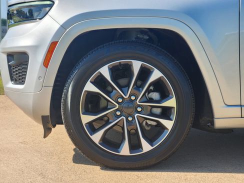Used 2024 Jeep Grand Cherokee Overland AWD/4WD image 14
