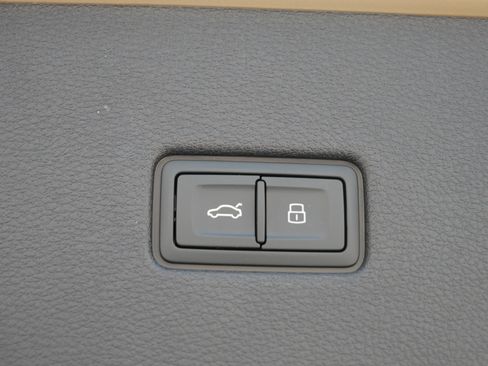 Certified 2025 Audi Q8 Prestige w/ Prestige Package image 19