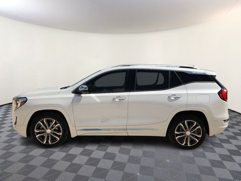 Used 2020 GMC Terrain Denali w/ Denali Premium Package FWD image 2