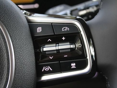 New 2026 Kia Carnival EX FWD image 36