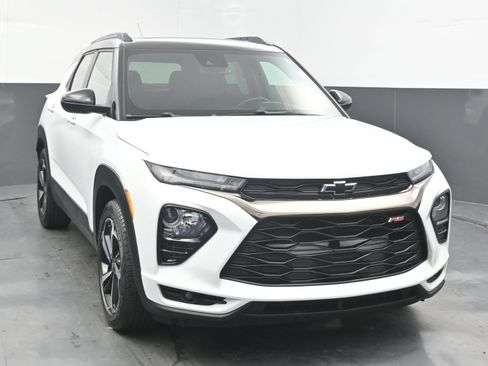 Used 2021 Chevrolet TrailBlazer RS w/ Sun and Liftgate Package FWD image 2