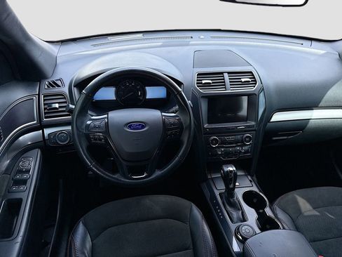 Used 2018 Ford Explorer XLT w/ Equipment Group 202A AWD/4WD image 22