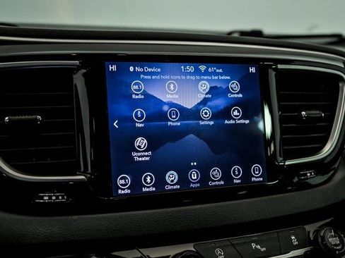 Used 2018 Chrysler Pacifica Touring-L Plus image 21