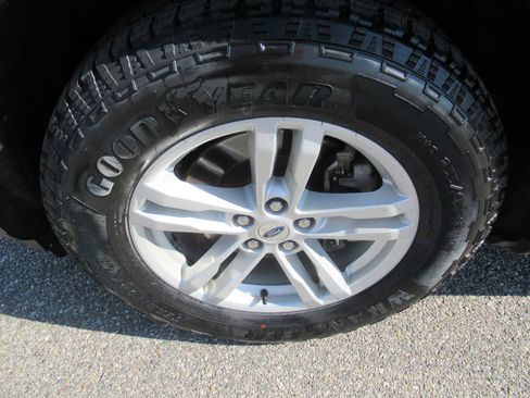 Used 2022 Ford Explorer XLT w/ Equipment Group 202A image 11