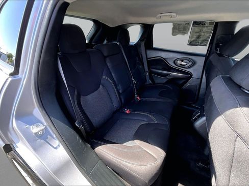 Used 2019 Jeep Cherokee Latitude w/ Cold Weather Group AWD/4WD image 25