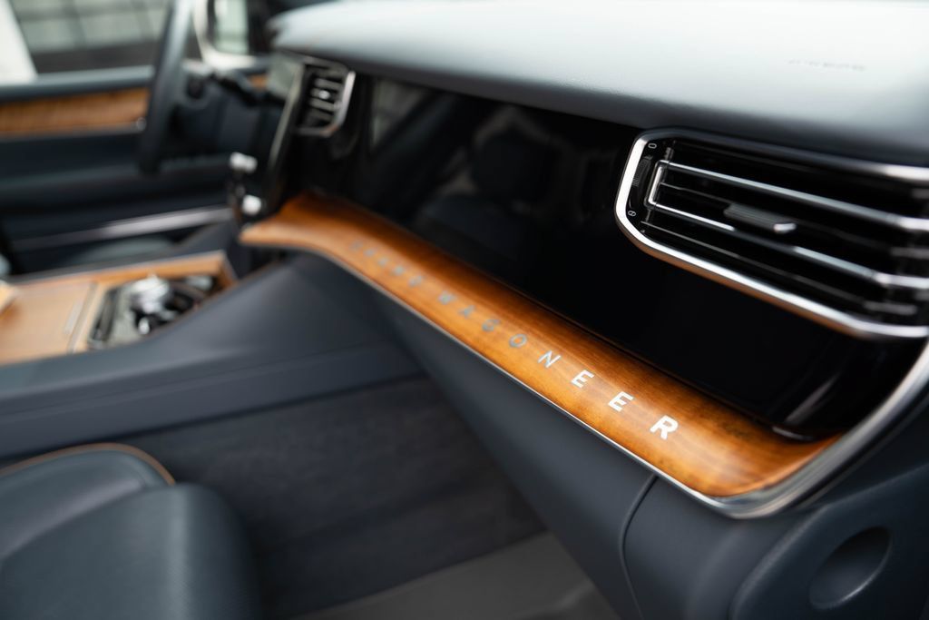 Used 2022 Jeep Grand Wagoneer Series II AWD/4WD image 18