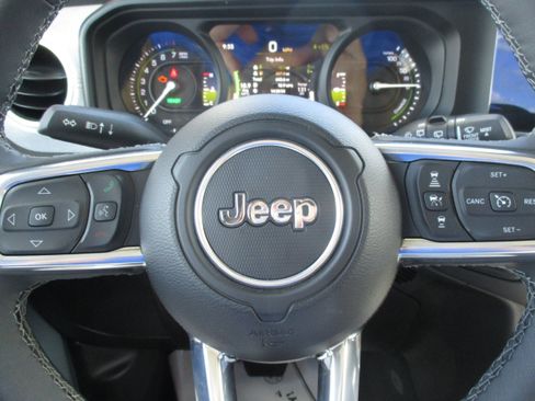 Used 2025 Jeep Wrangler Unlimited Sahara AWD/4WD image 10