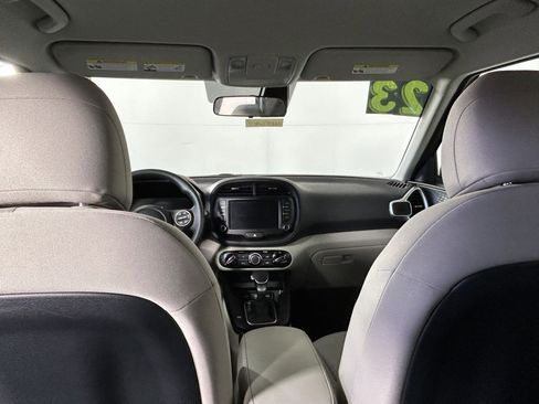 Used 2023 Kia Soul LX w/ LX Technology Package FWD image 17