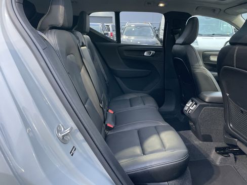 Used 2025 Volvo XC40 B5 Plus image 19
