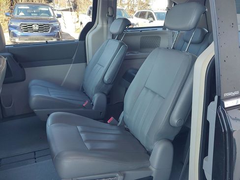Used 2010 Chrysler Town & Country Touring FWD image 18