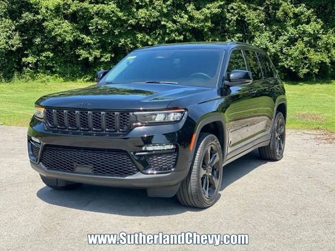 Used 2023 Jeep Grand Cherokee Limited w/ Black Appearance Package AWD/4WD image 3