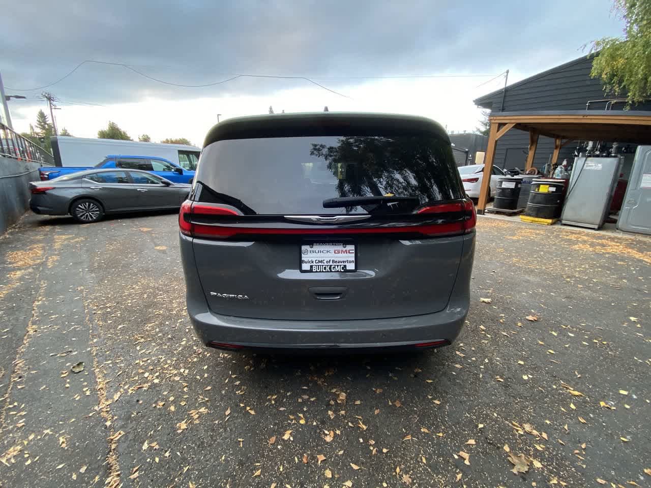 Used 2025 Chrysler Pacifica Select FWD image 5