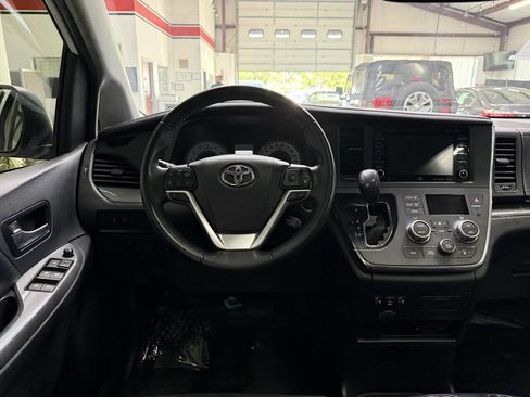Used 2019 Toyota Sienna SE Premium FWD image 20