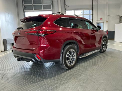 Used 2021 Toyota Highlander XLE AWD/4WD image 9
