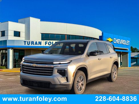 Used 2025 Chevrolet Traverse LT image 1